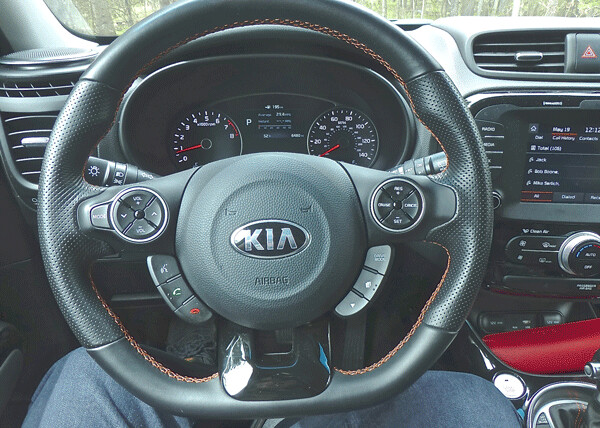 The driver view shows off the Soul ! sportiness with flat-bottom steering wheel. Photo credit: John Gilbert