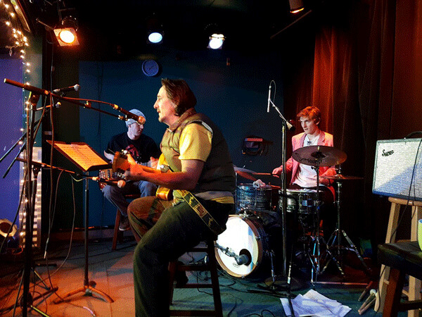 Jeffrey James O’Loughlin, center, with Mike Guello on bass and Owen Mahon on drums. (Photo by Pete Cich)