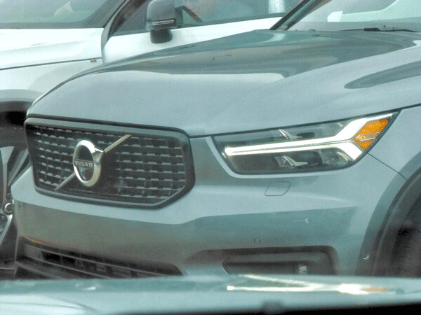 Volvo’s cars all show headlights with the horizontal “Thor’s Hammer” accent light, which blends with the XC40 grille. Photo credit: John Gilbert