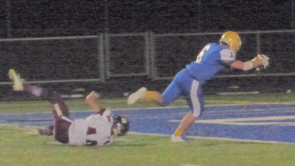 Preston Lowe caught a pass from Esko quarterback Mason Vinje for a fourth quarter touchdown and a 13-12 deficit against Two Harbors. Photo credit: John Gilbert