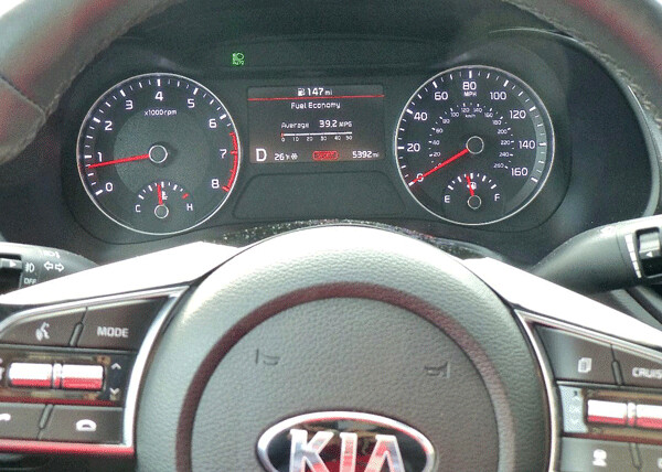  Instrument panel is changeable, but it’s more impressive when it shows 39.2 miles per gallon. Photo credit: John Gilbert