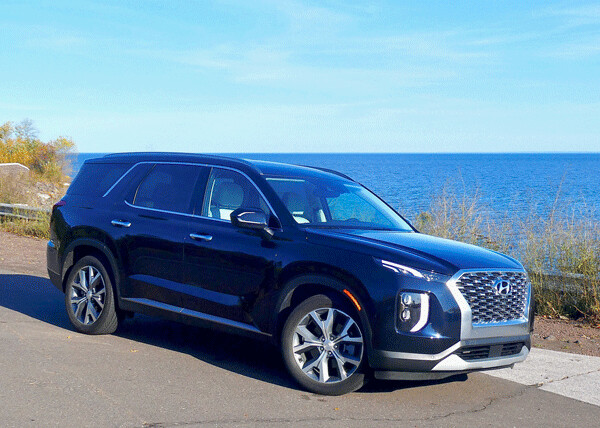 Hyundai Palisade in dark blue contrasts perfectly with Lake Superior on a fall afternoon. Photo credit: John Gilbert