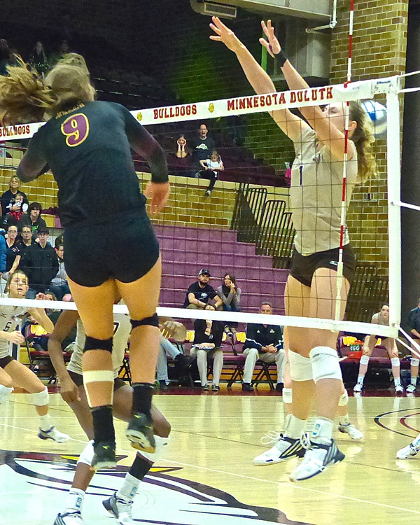 Sarah Kelly notched one of her UMD-best kills past Southwest State’s Taylor Reiss in Saturday’s UMD sweep. Photo credit: John Gilbert