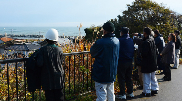 Local residents look out to sea from higher ground after evacuating their homes following an earthquake and tsunami alert in Iwaki, Fukushima prefecture, on November 22, 2016. Photo by Jiji Press / AFP