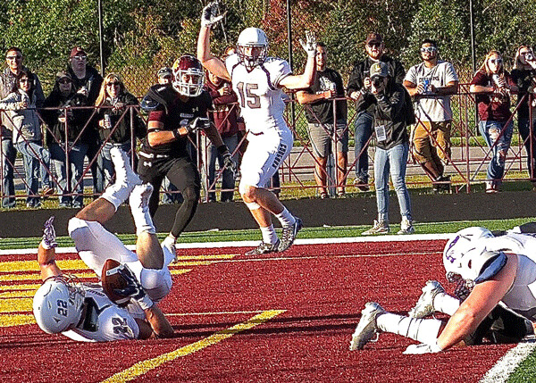 Max Mickey (22) hurtled into the end zone to give Sioux Falls a 17-0 lead en route to beating UMD 26-7. Photo credit: John Gilbert