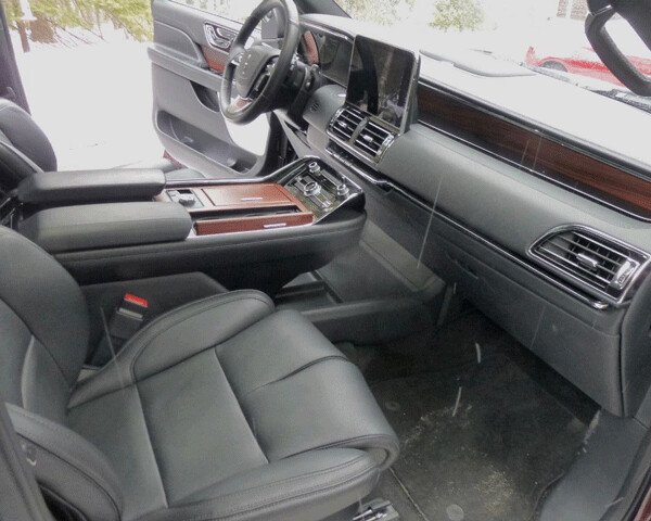 Lots of leather and metal add to the luxury look and appeal of Navigator interior. Photo credit: John Gilbert