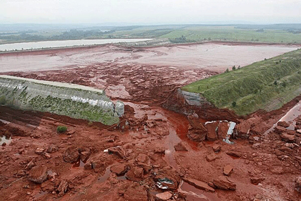 An aluminium works toxic tailings pond dam breach (Hungary)