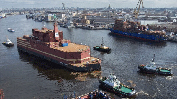 Russia’s twin reactor barge Akademik Lomonosov has no propulsion of its own and is to be towed 3,000 miles on the open sea.