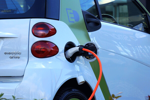 It looks like we might have to wait some two decades for electric vehicles (EVs) to displace internal combustion cars as the kings of the American road. Credit: Mike, Pexels.