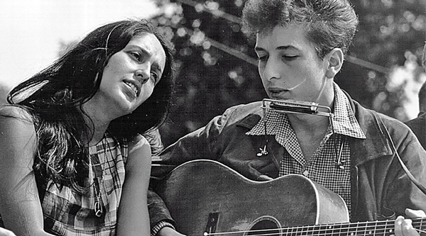 Joan Baez and Bob Dylan perform at a civil rights march in Washington, D.C., on Aug. 28, 1963. Public domain.