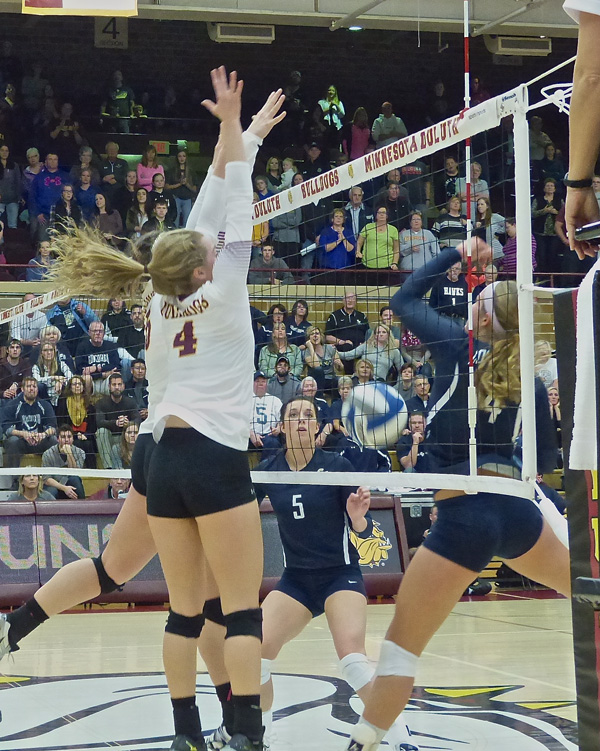 Freshman UMD setter Emily Torve blicked a Concordia shot in the showdown between No. 1 and 2. Photo credit: John Gilbert